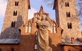 Czerwińsk n. Wisłą. Figura Matki Bożej przed bazyliką