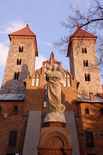 Czerwińsk n. Wisłą. Figura Matki Bożej przed bazyliką