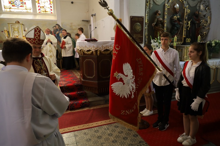 Poświęcenie sztandaru szkolnego w Kaczorowie