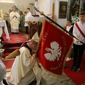 Poświęcenie sztandaru szkolnego w Kaczorowie