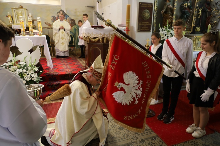 Poświęcenie sztandaru szkolnego w Kaczorowie