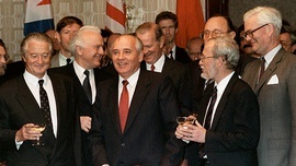Michaił Gorbaczow i szefowie dyplomacji 6 państw sygnatariuszy traktatu regulującego zjednoczenie Niemiec.