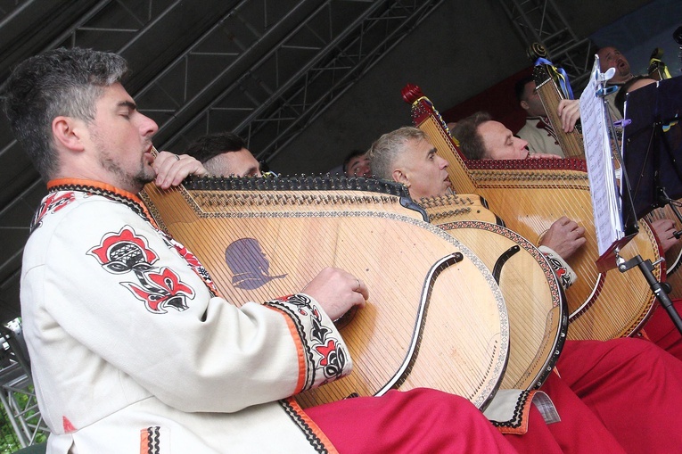 Oni wojują bronią, my na bandurach