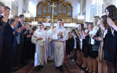 Procesja na rozpoczęcie Mszy św. w Dobrej.