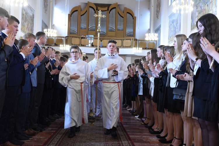 Procesja na rozpoczęcie Mszy św. w Dobrej.