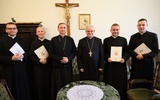 Neoprezbiterzy z dekretami kierującymi do pierwszych parafii.