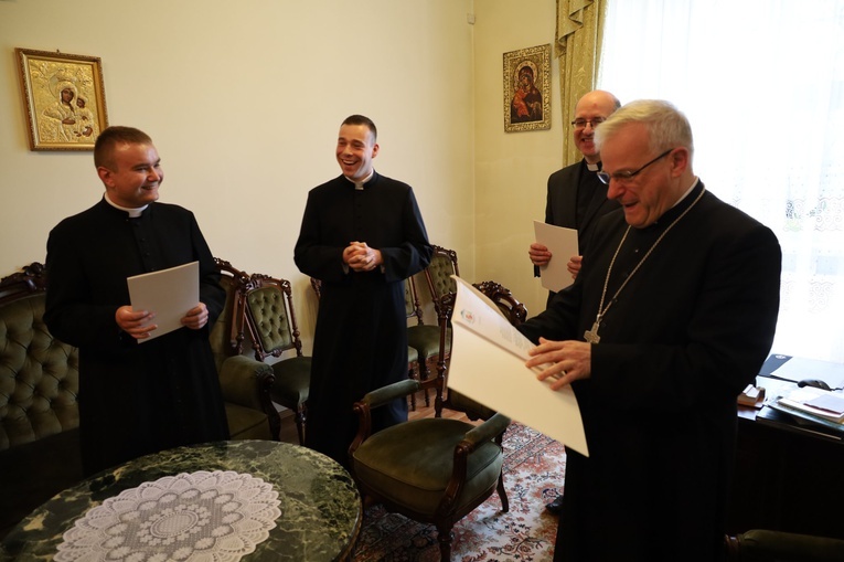 Wręczenie dekretów neoprezbiterom 2022