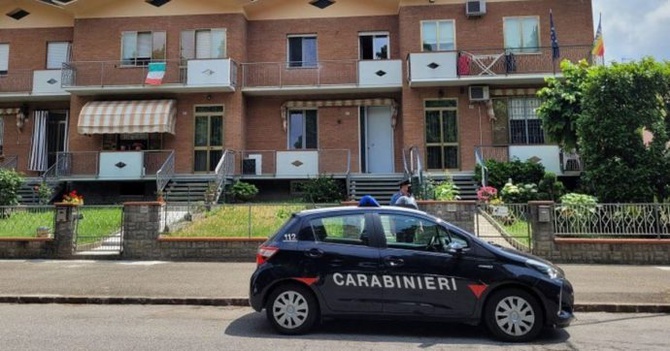 Włochy. Opiekunka wyrzuciła dziecko przez okno