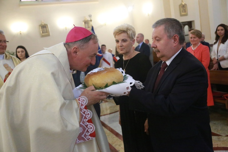 Poświęcenie sztandaru dla szkoły w Woli Wielkiej