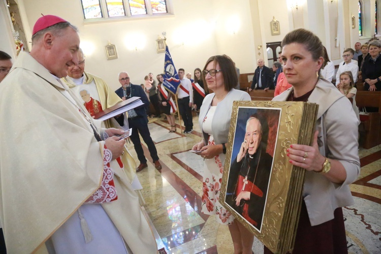 Poświęcenie sztandaru dla szkoły w Woli Wielkiej