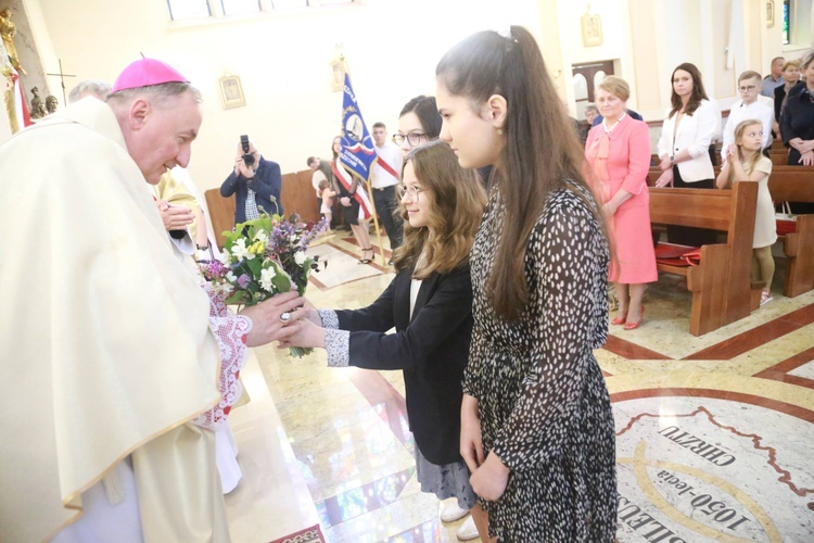 Poświęcenie sztandaru dla szkoły w Woli Wielkiej