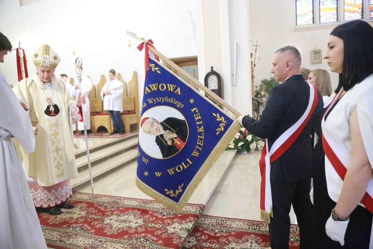 Poświęcenie sztandaru dla szkoły w Woli Wielkiej