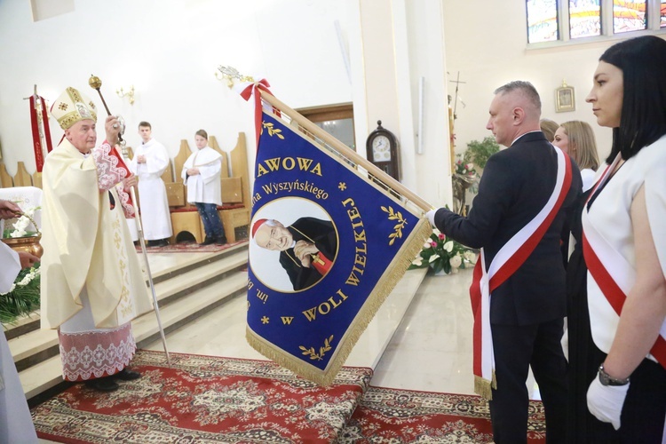 Poświęcenie sztandaru dla szkoły w Woli Wielkiej