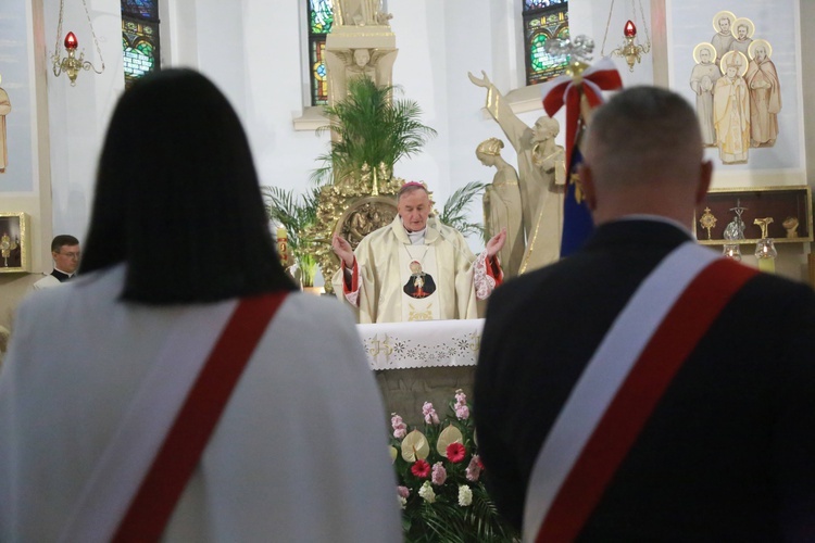 Poświęcenie sztandaru dla szkoły w Woli Wielkiej