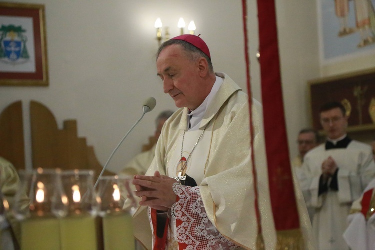 Poświęcenie sztandaru dla szkoły w Woli Wielkiej