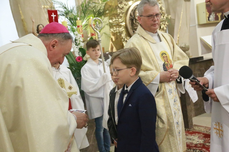 Poświęcenie sztandaru dla szkoły w Woli Wielkiej