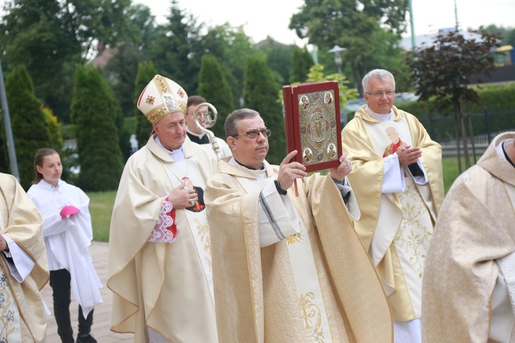 Poświęcenie sztandaru dla szkoły w Woli Wielkiej