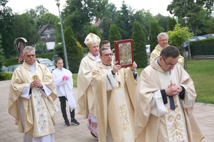 Poświęcenie sztandaru dla szkoły w Woli Wielkiej