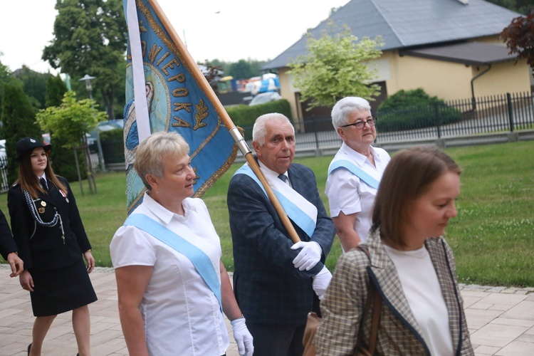 Poświęcenie sztandaru dla szkoły w Woli Wielkiej