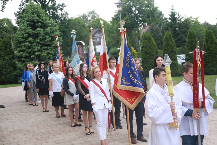 Poświęcenie sztandaru dla szkoły w Woli Wielkiej