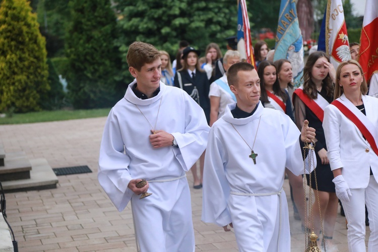 Poświęcenie sztandaru dla szkoły w Woli Wielkiej