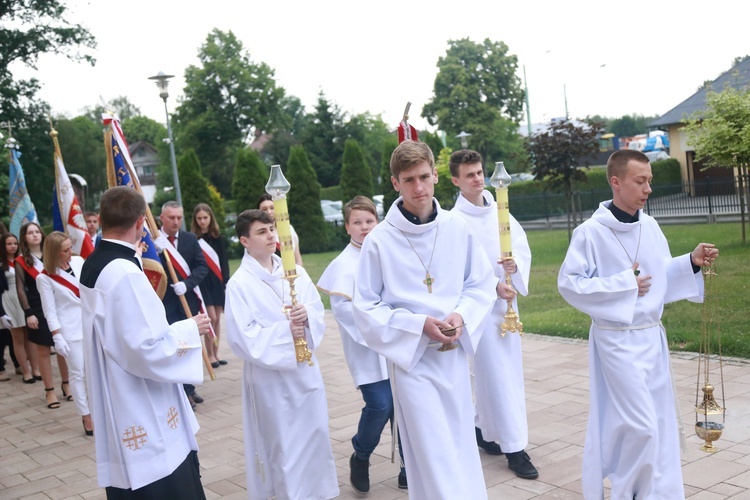 Poświęcenie sztandaru dla szkoły w Woli Wielkiej