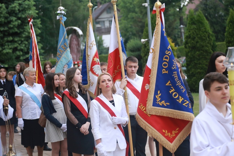 Poświęcenie sztandaru dla szkoły w Woli Wielkiej