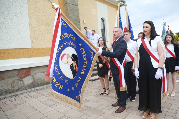 Poświęcenie sztandaru dla szkoły w Woli Wielkiej