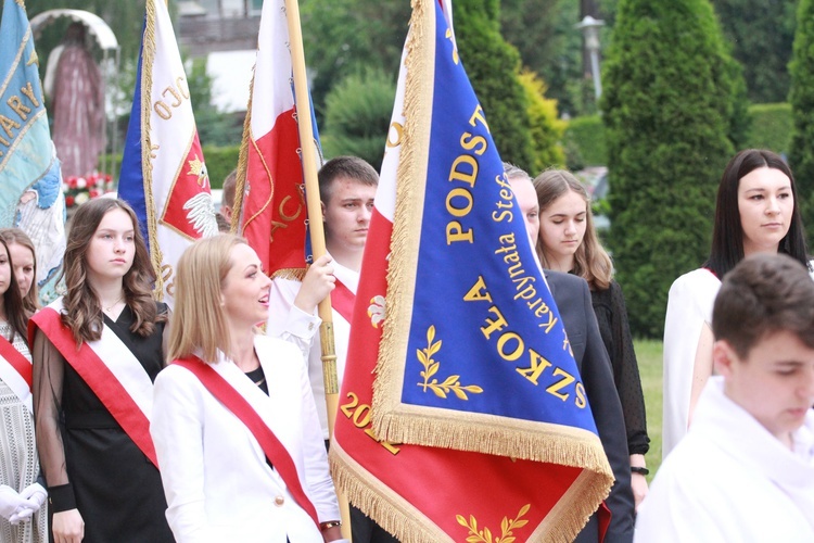 Poświęcenie sztandaru dla szkoły w Woli Wielkiej