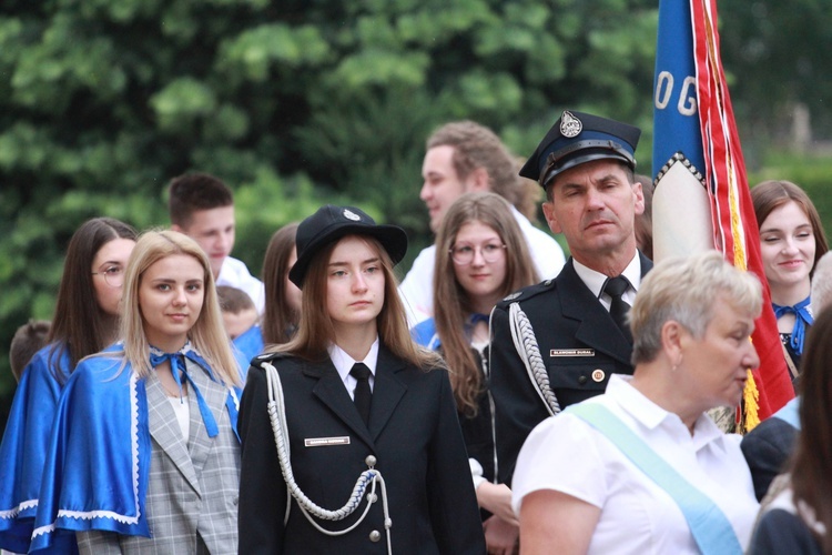 Poświęcenie sztandaru dla szkoły w Woli Wielkiej