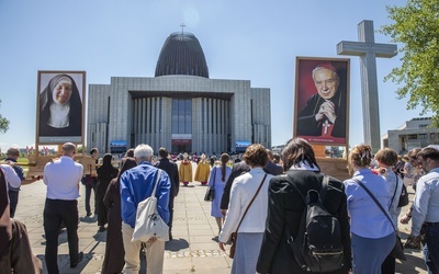 Z wdzięczności za nowych błogosławionych, patronów trudnych czasów