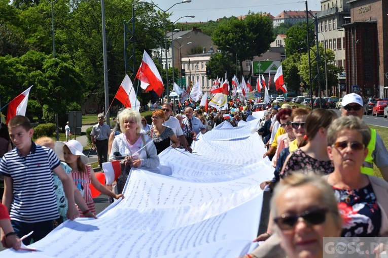 Gorzów Wlkp. III Marsz dla Życia i Rodziny w 25. rocznicę wizyty Jana Pawła II