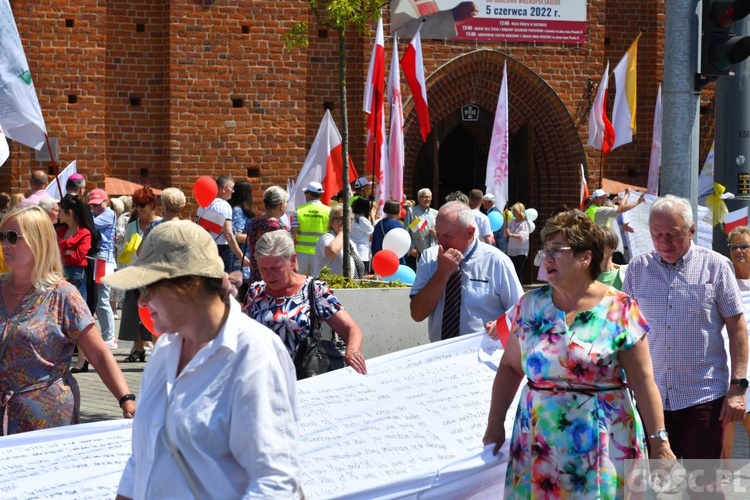 Gorzów Wlkp. III Marsz dla Życia i Rodziny w 25. rocznicę wizyty Jana Pawła II