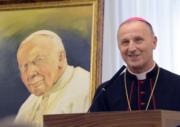 Wykład bp. Marka Solarczyka podczas obrad radomskiej Rady Miejskiej.