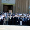 Uczestnicy Męskiego Różańca stanęli do pamiątkowej fotografii przed radomską katedrą.