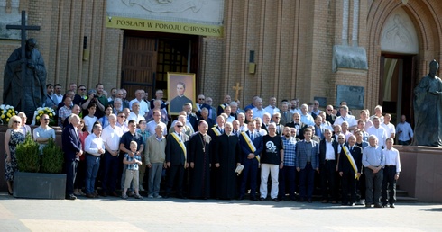 Uczestnicy Męskiego Różańca stanęli do pamiątkowej fotografii przed radomską katedrą.