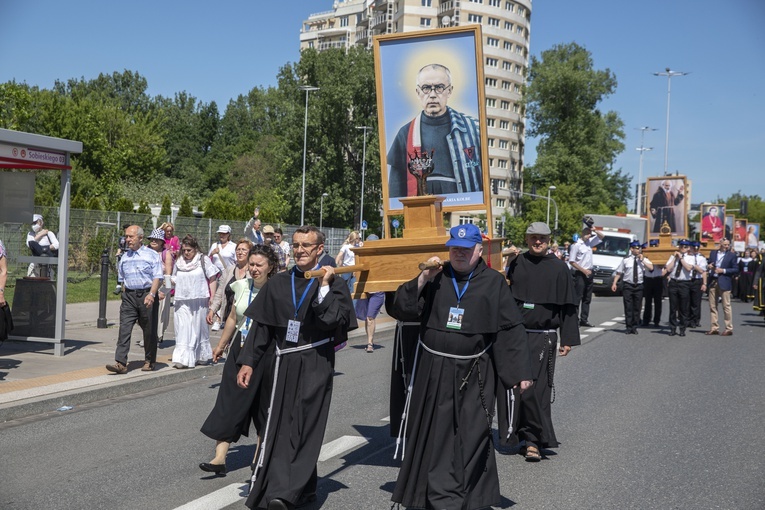 Święci na ulicach Warszawy