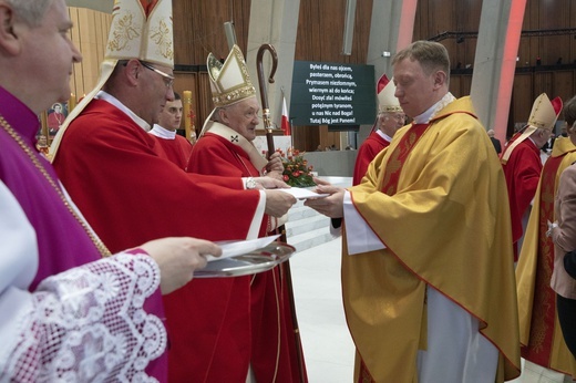 Relikwie bł. Stefana Wyszyńskiego w co czwartej parafii