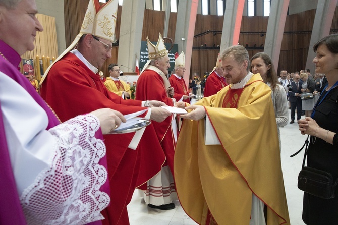 Relikwie bł. Stefana Wyszyńskiego w co czwartej parafii