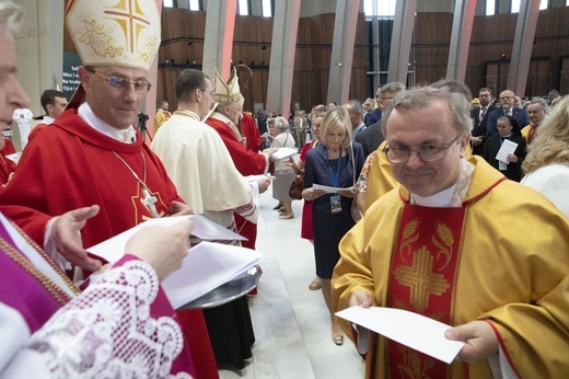 Relikwie bł. Stefana Wyszyńskiego w co czwartej parafii