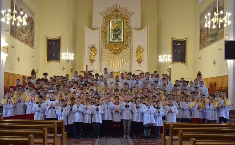 Ponad 300 ceremoniarzy, lektorów i ministrantów przyjechało do Dobrej