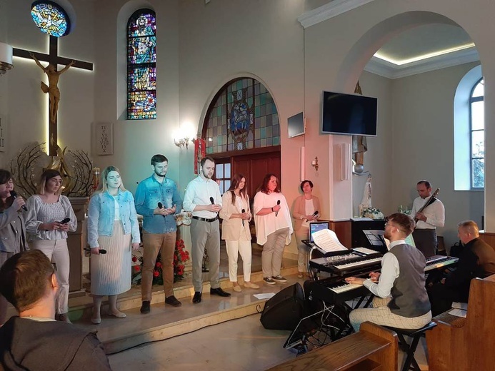 Na instrumentach klawiszowych grają Franciszek Siwy i ks. Dariusz Sałek (pierwszy z prawej).