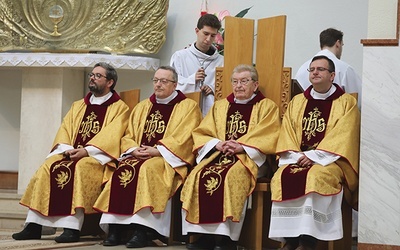 	Na dziękczynnej Mszy św. (od lewej): ks. Piotr Hoffmann, ks. Jan Figura, ks. Andrzej Waksmański i ks. Marcin Suchanek.