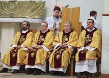 	Na dziękczynnej Mszy św. (od lewej): ks. Piotr Hoffmann, ks. Jan Figura, ks. Andrzej Waksmański i ks. Marcin Suchanek.