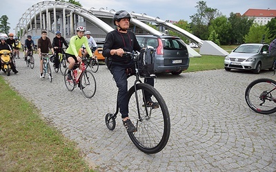 Wśród cyklistów wyróżniał się Zbigniew Pawlik. Sandomierzanin wyruszył bicyklem z kołami w rozmiarze 36 i 12 cali.
