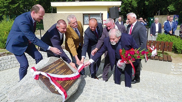 Moment odsłonięcia obelisku upamiętniającego prof. Majewskiego.