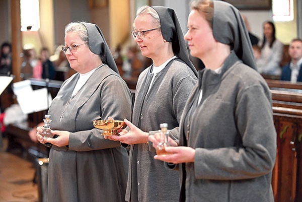 Siostry przygotowały oprawę liturgiczną i procesję z darami.