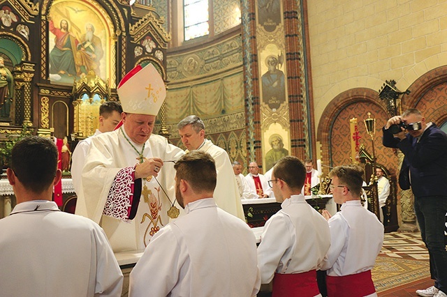 	Przyjmujący posługę otrzymali od bp. Adama Wodarczyka krzyże.