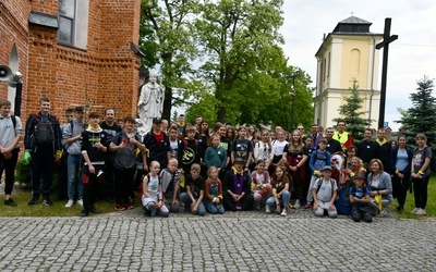 Uczestnicy przed figurą św. Stanisława w nadwiślańskim sanktuarium.