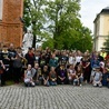 Uczestnicy przed figurą św. Stanisława w nadwiślańskim sanktuarium.